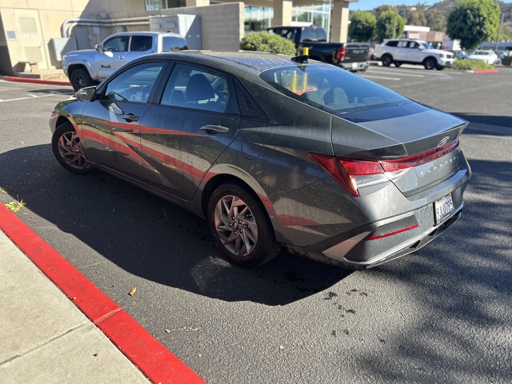 2024 Hyundai Elantra SEL photo 3