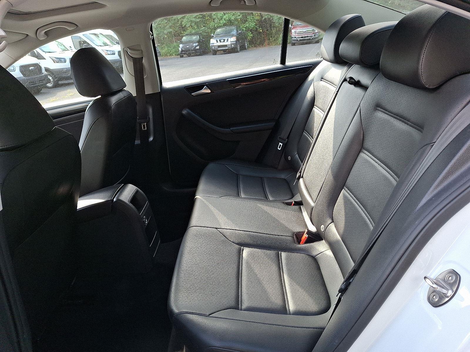 2017 Volkswagen Jetta 1.8T SEL photo 9