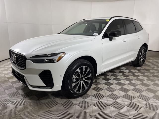 2025 Volvo XC60 B5 Plus photo 4