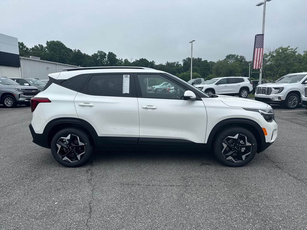 2025 Kia Seltos S photo 2