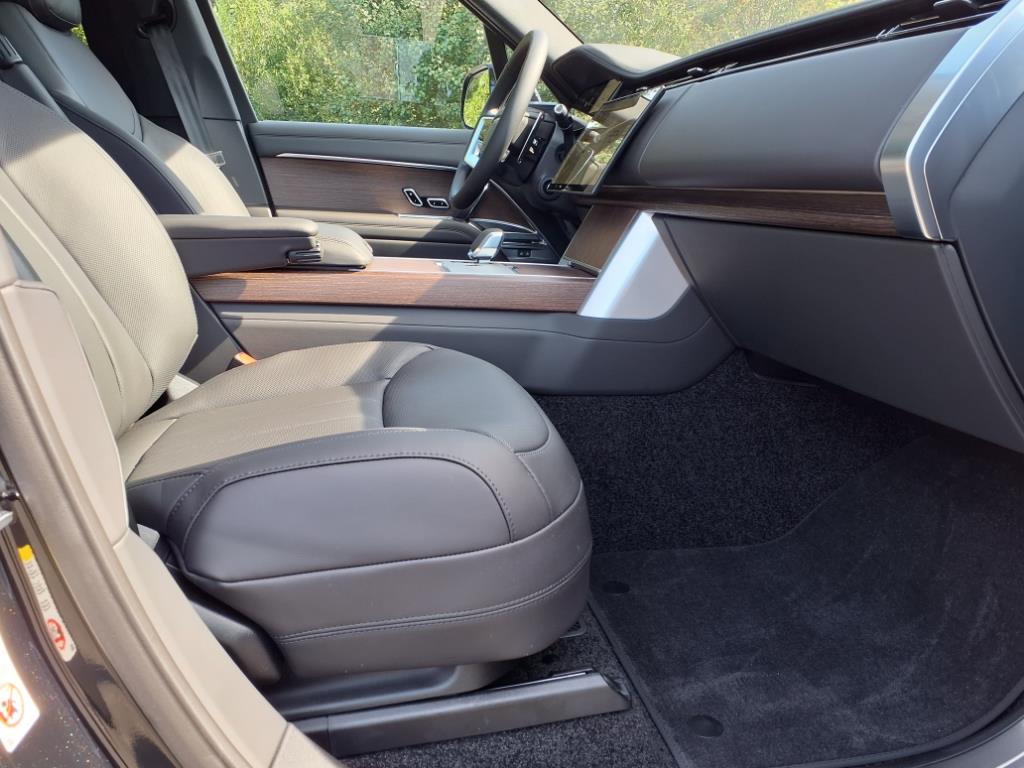 2025 Land Rover Range Rover SE photo 3