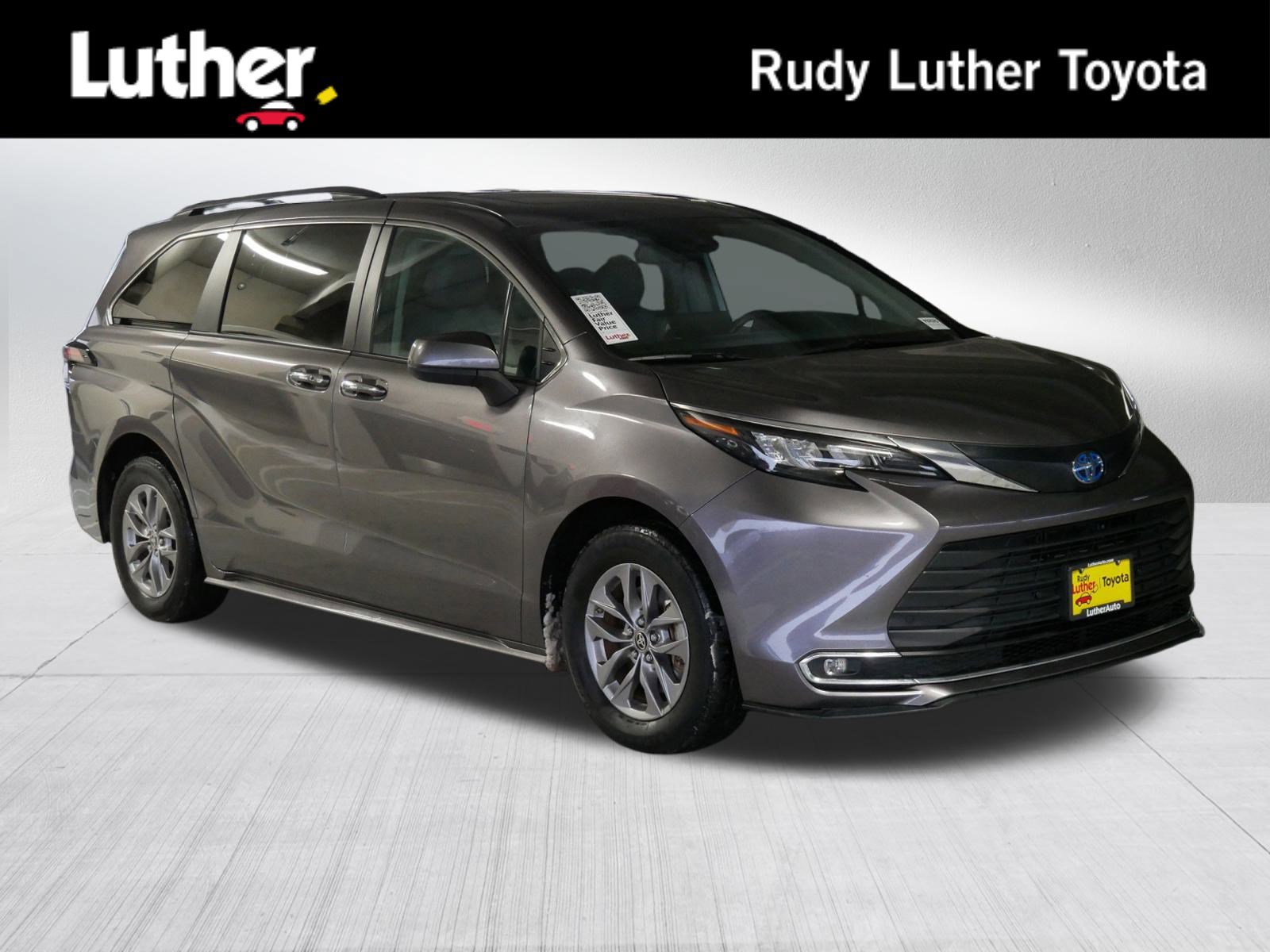 2024 Toyota Sienna XLE's photo