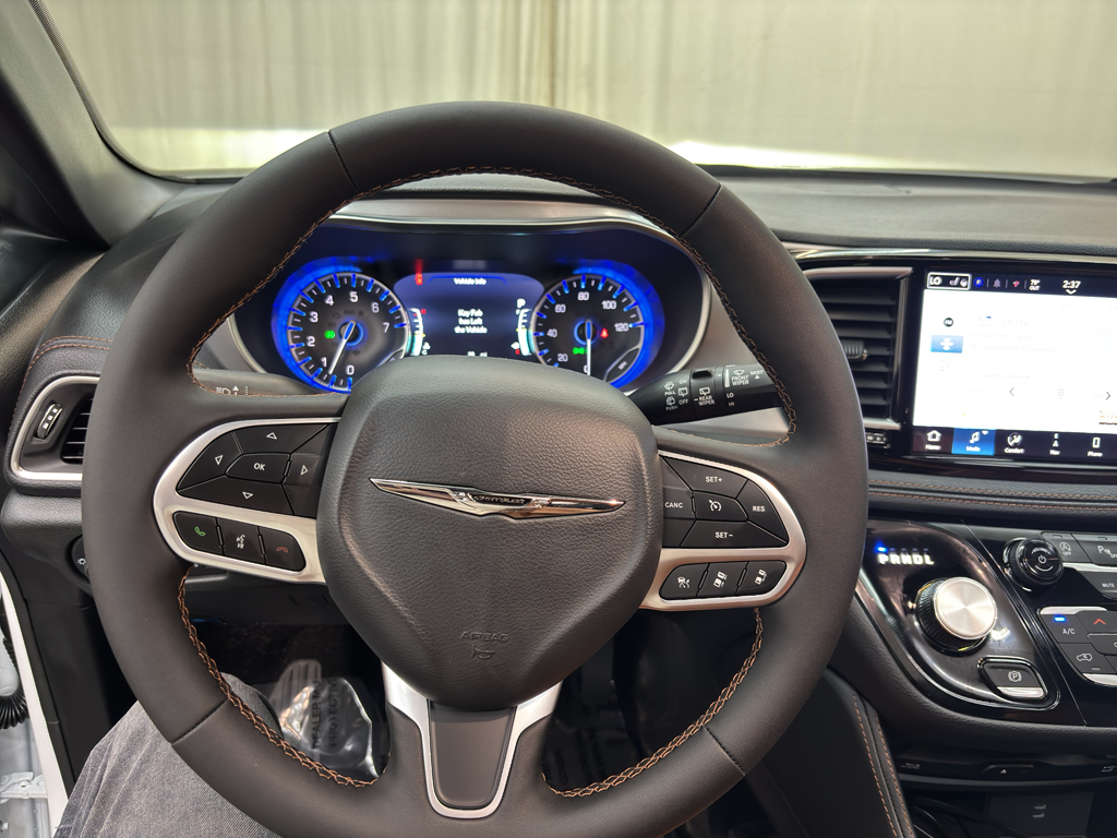 2026 Chrysler Pacifica Pinnacle photo 14