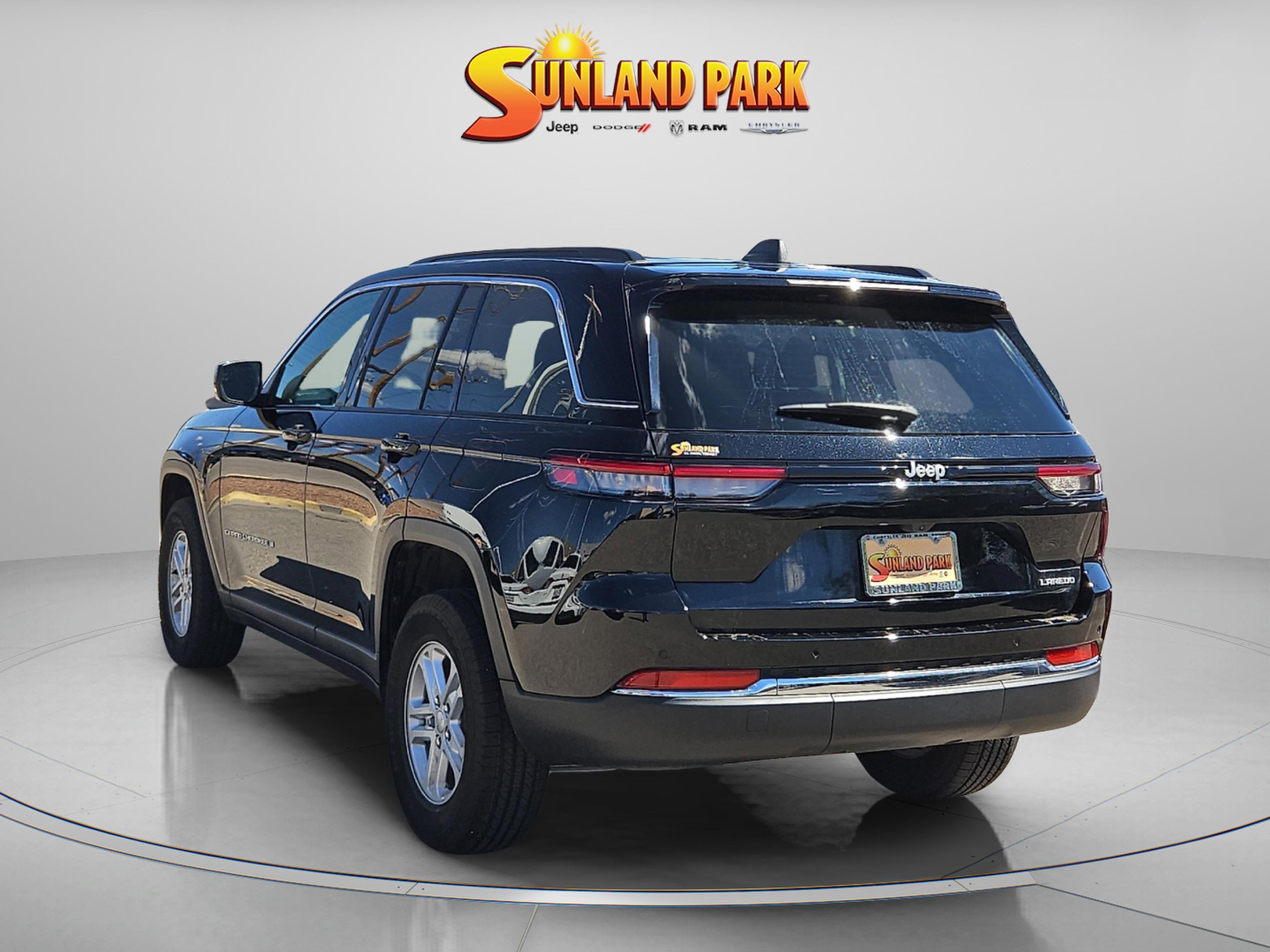 2025 Jeep Grand Cherokee Laredo photo 3