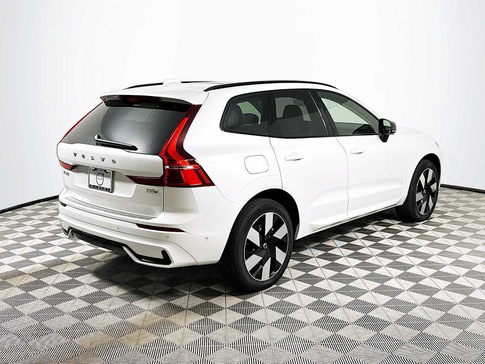 2025 Volvo XC60 T8 Plus photo 6