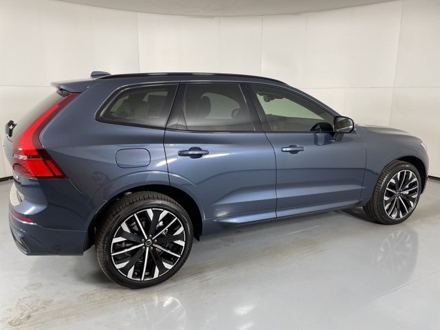 2026 Volvo XC60 Hybrid T8 photo 8