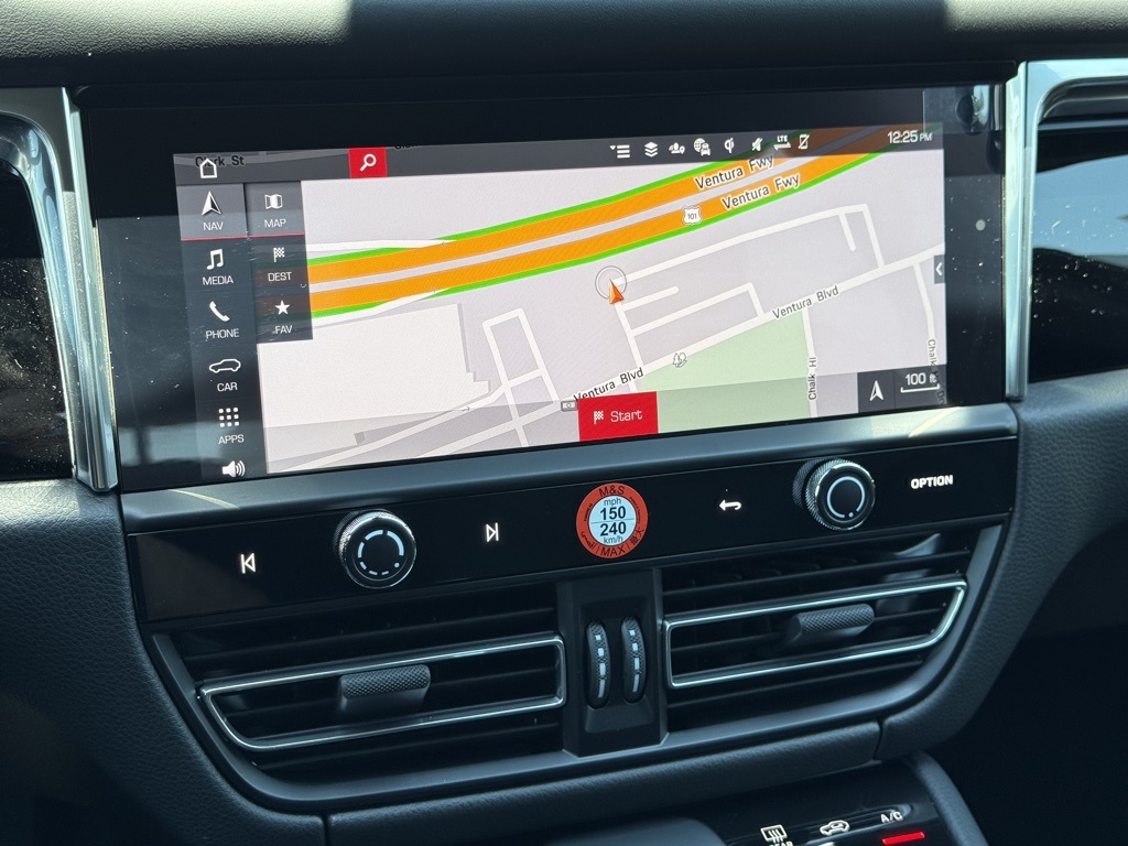 2025 Porsche Macan S photo 17