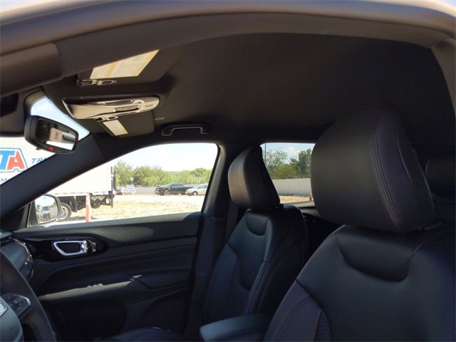 2026 Jeep Compass Latitude Altitude photo 14