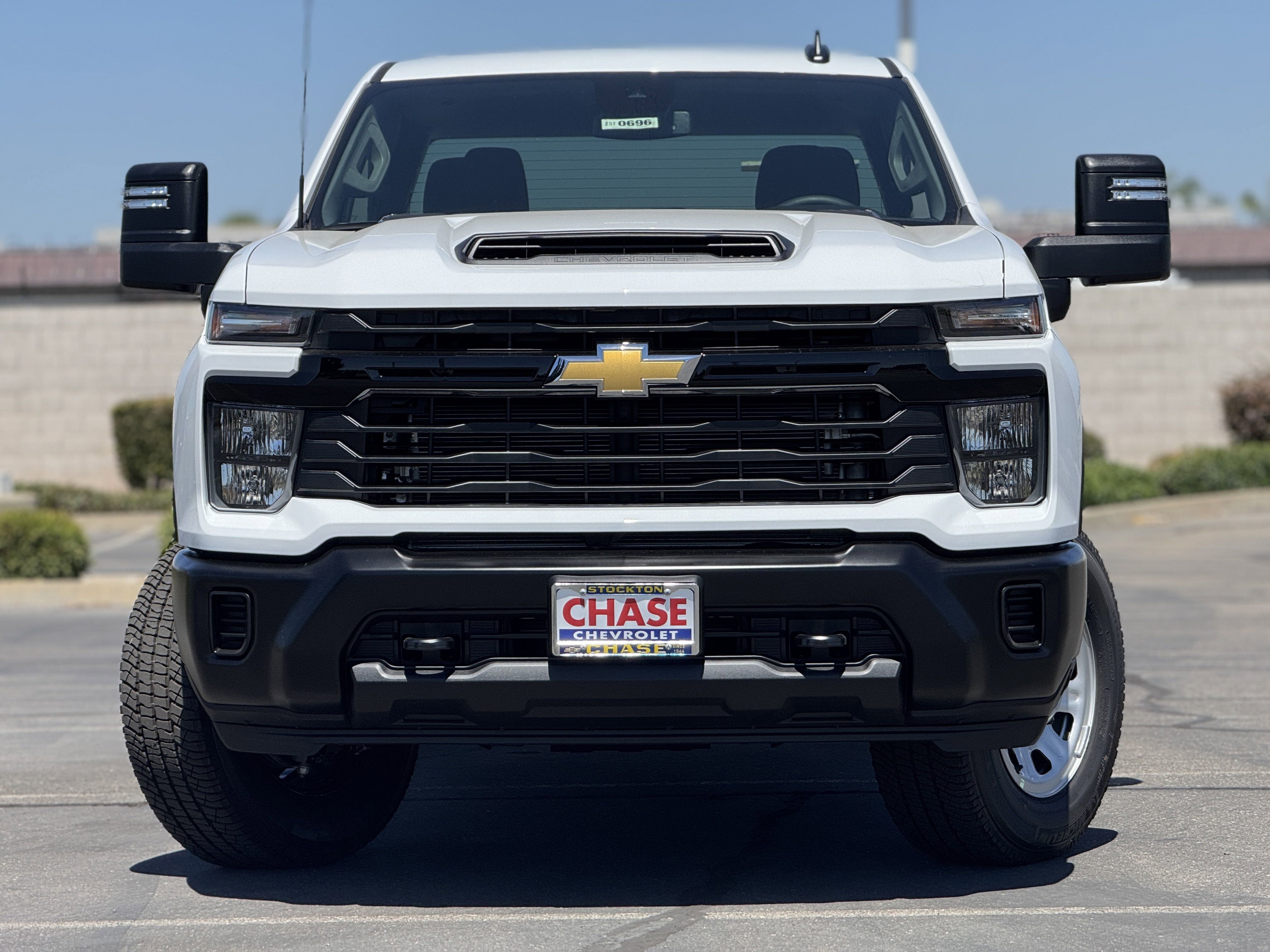 2025 Chevrolet Silverado 2500HD photo 2