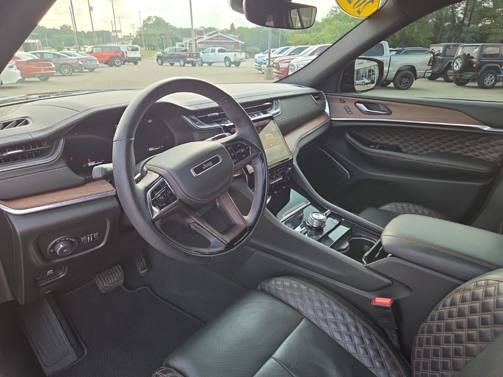 2023 Jeep Grand Cherokee Summit photo 11