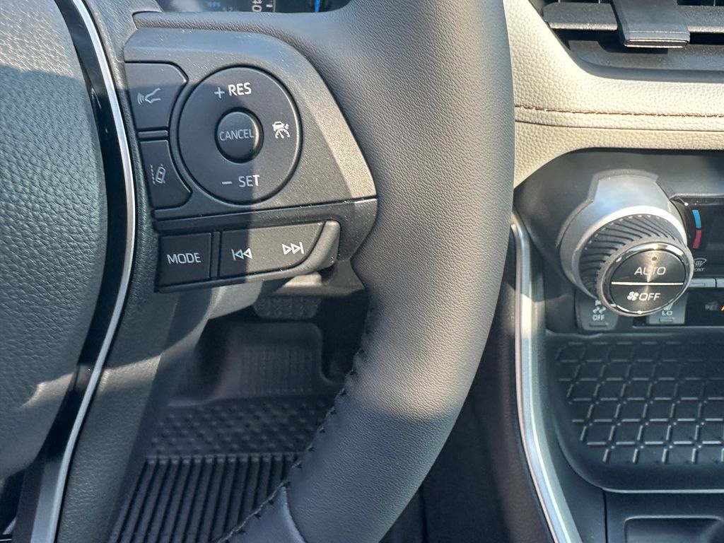 2025 Toyota RAV4 Hybrid XLE photo 20