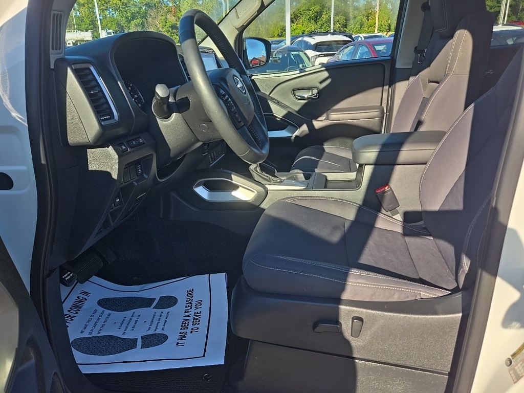2023 Nissan Frontier SV photo 9