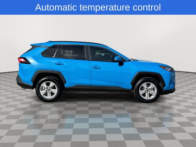 2020 Toyota RAV4 XLE photo 9
