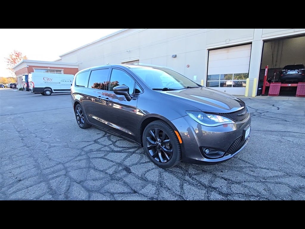 Used 2018 Chrysler Pacifica Touring Plus with VIN 2C4RC1FG0JR194108 for sale in Brookfield, WI