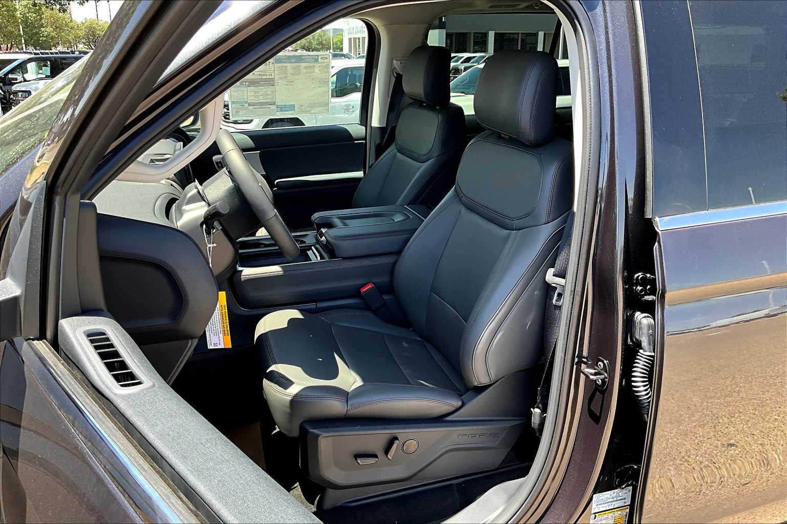 2025 Ford Expedition photo 6