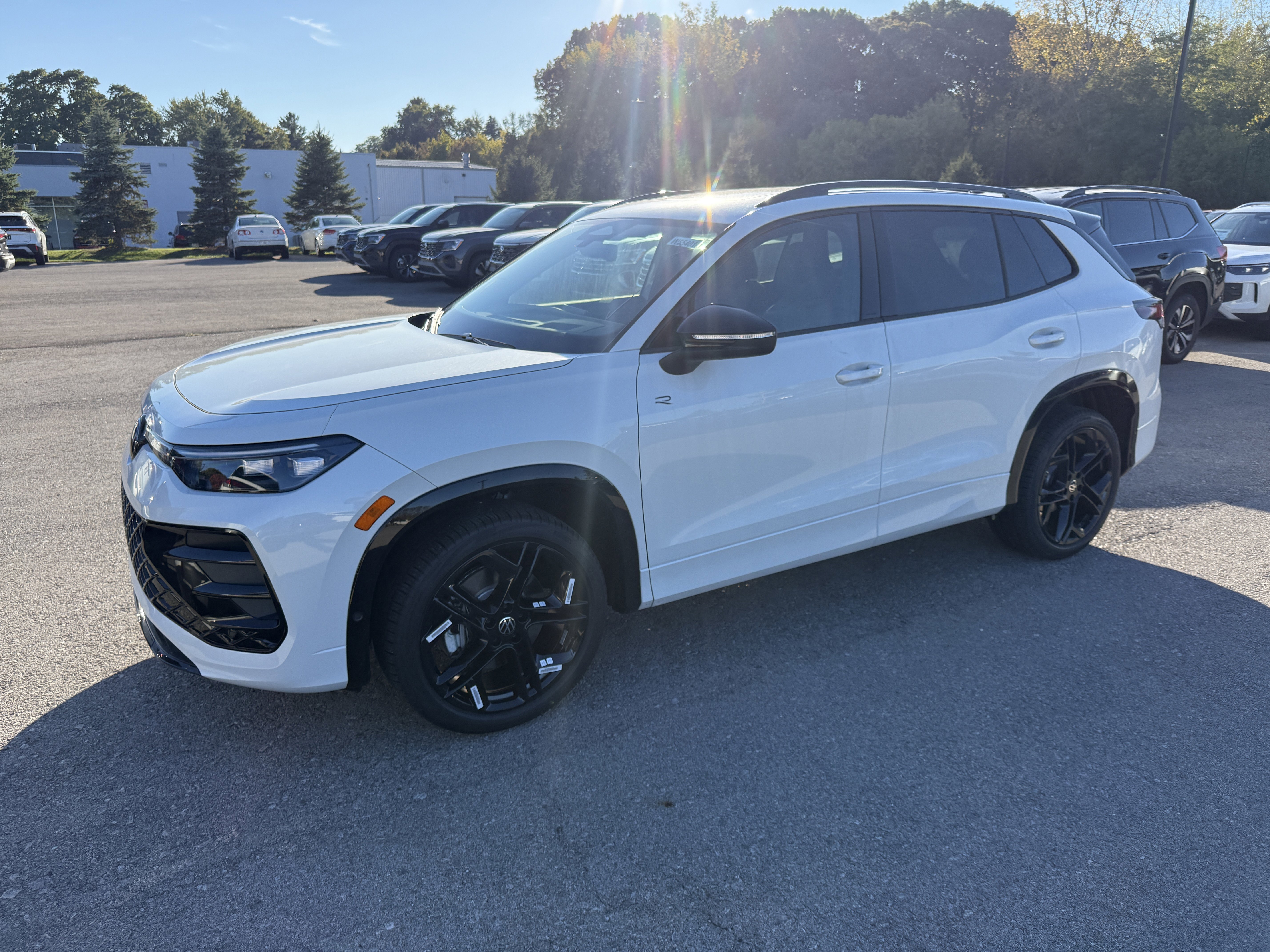 2025 Volkswagen Tiguan SE R-LINE BLACK's photo