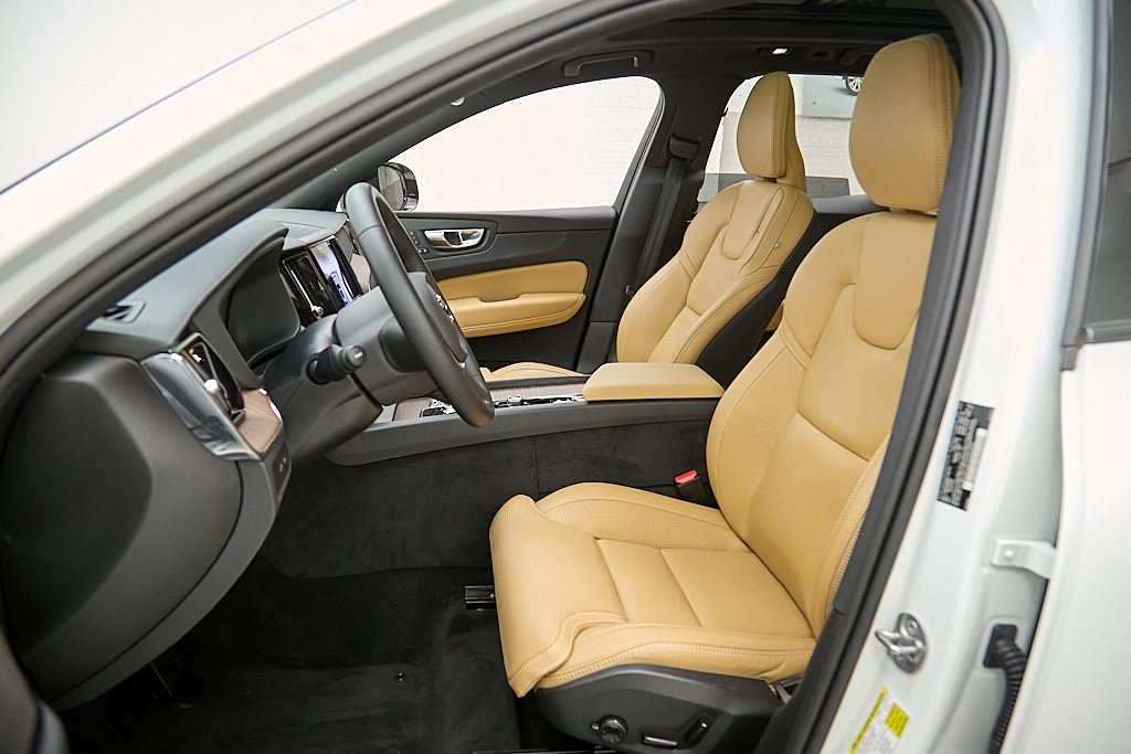 2025 VOLVO XC60 - Image 18