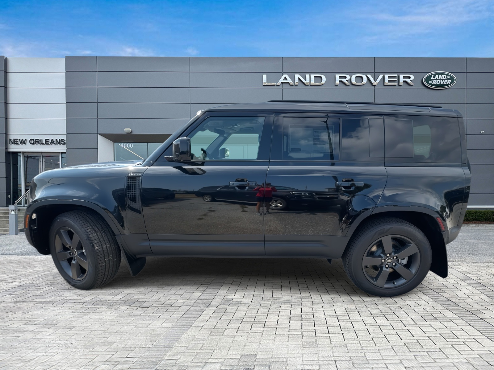 2025 Land Rover Defender 110 S photo 2