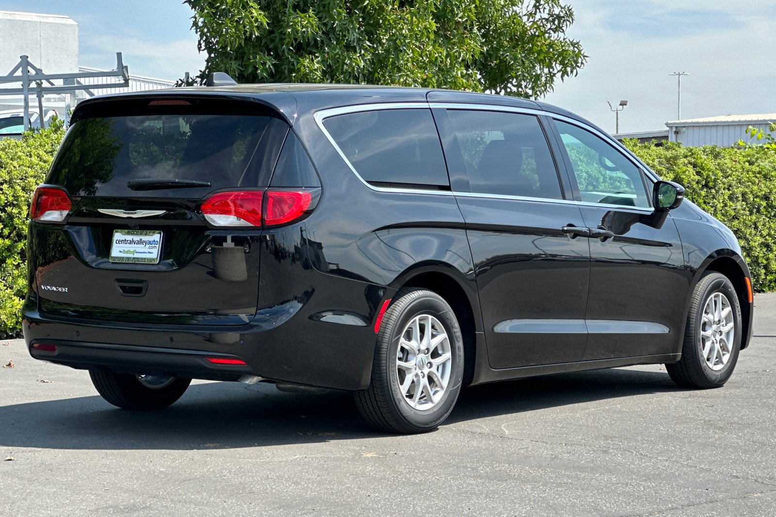 2025 Chrysler Voyager LX photo 4