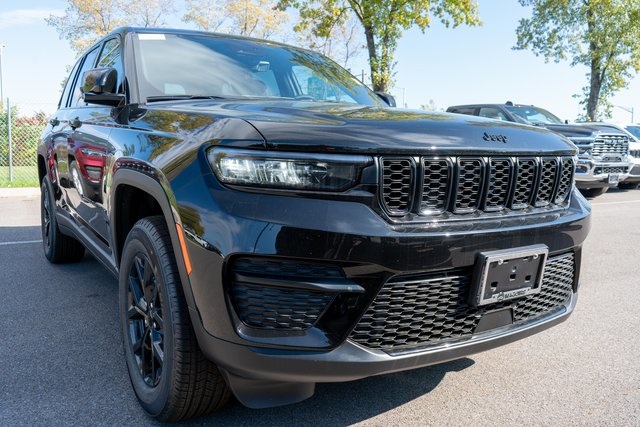 2025 Jeep Grand Cherokee Laredo Altitude photo 3