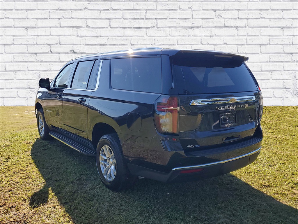 2023 Chevrolet Suburban LT photo 3