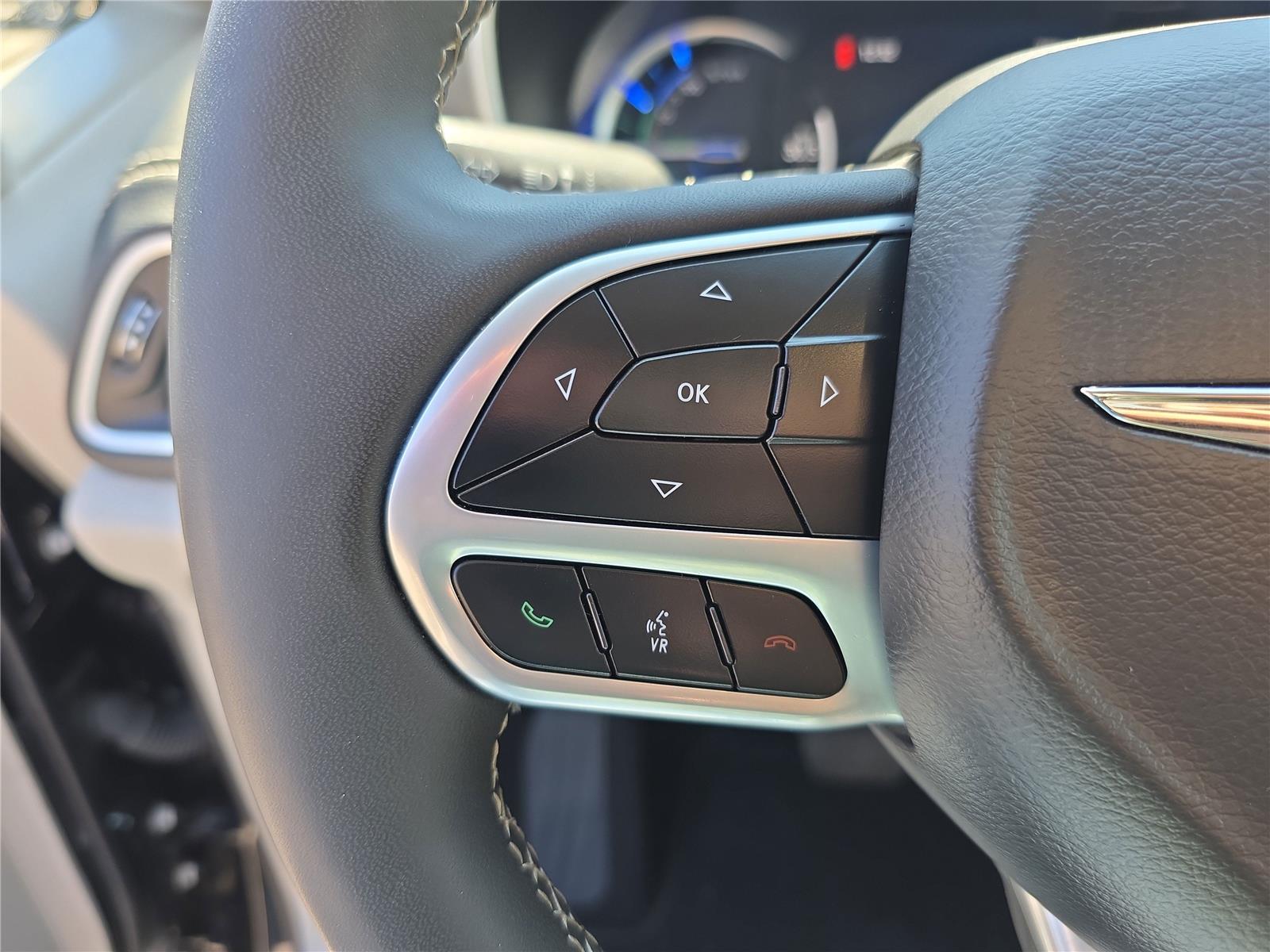 2024 Chrysler Pacifica Hybrid photo 17