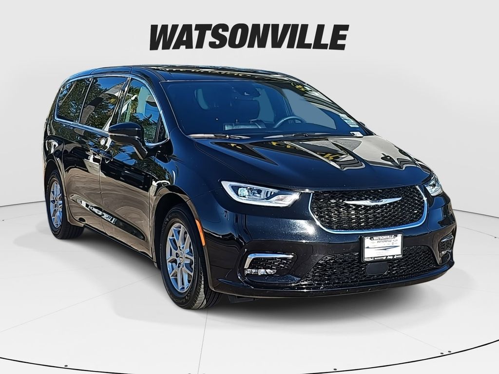 2025 Chrysler Pacifica Select's photo