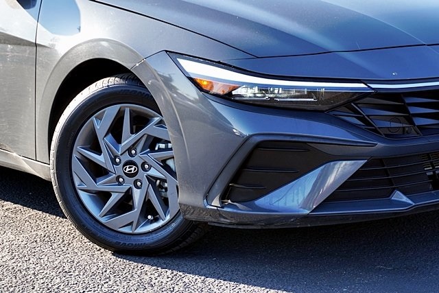 2024 Hyundai Elantra SEL photo 3