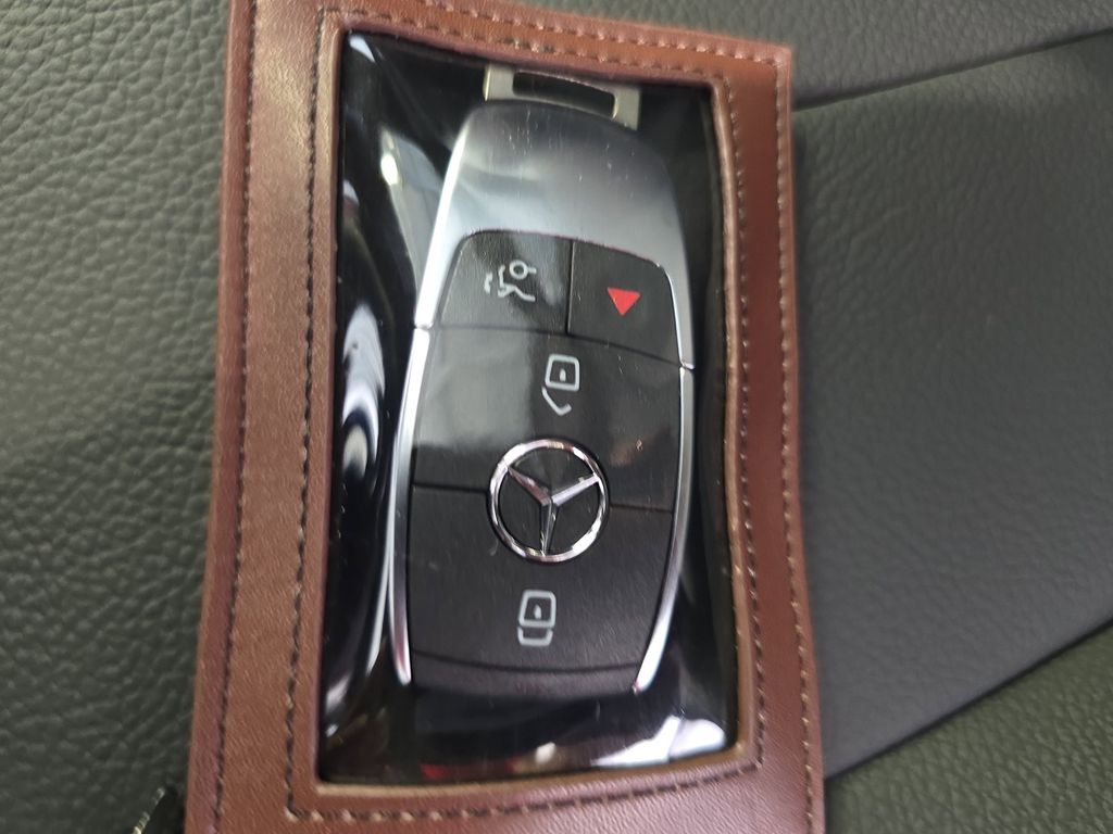 2025 Mercedes Benz GLB 250 photo 32