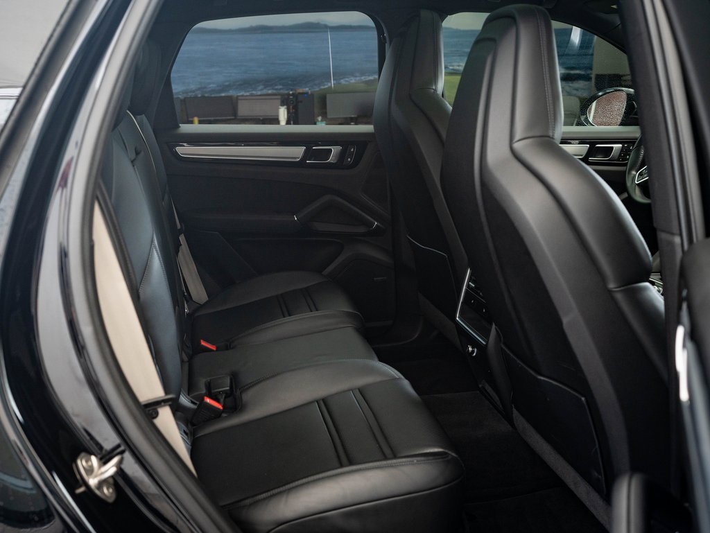 2023 Porsche Cayenne Platinum Edition photo 32