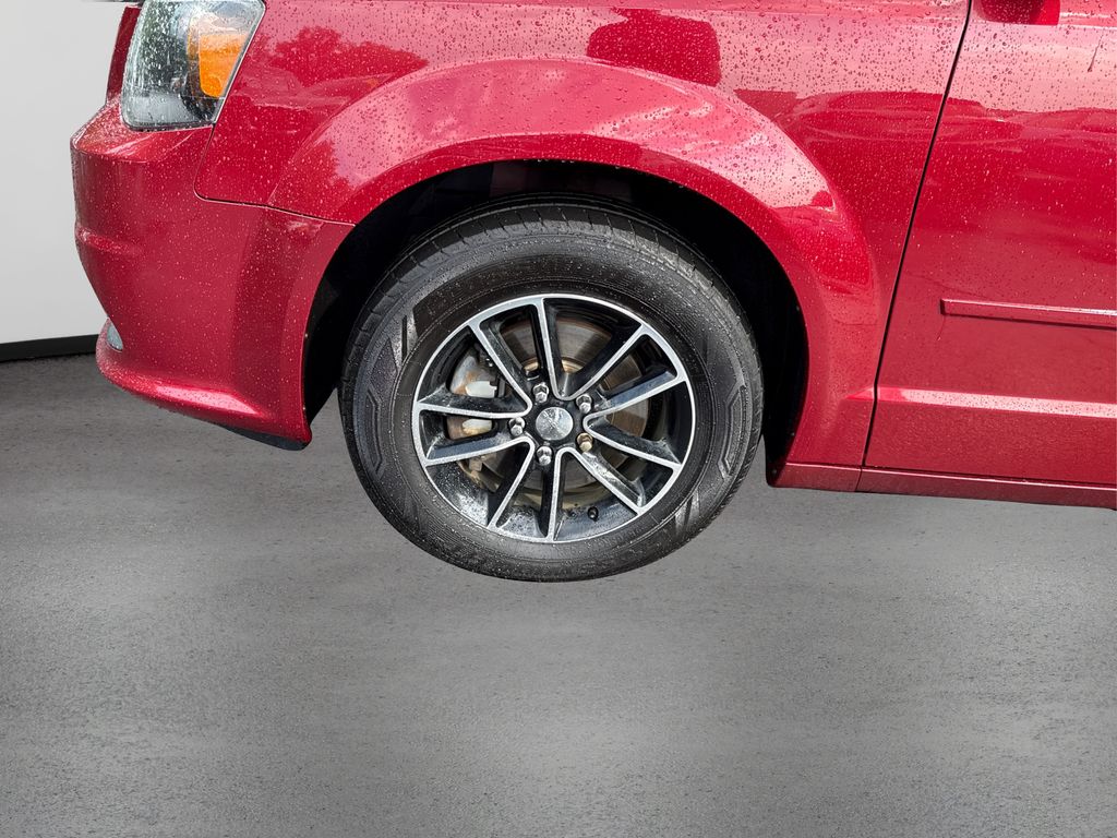 2015 Dodge Grand Caravan R/T photo 12
