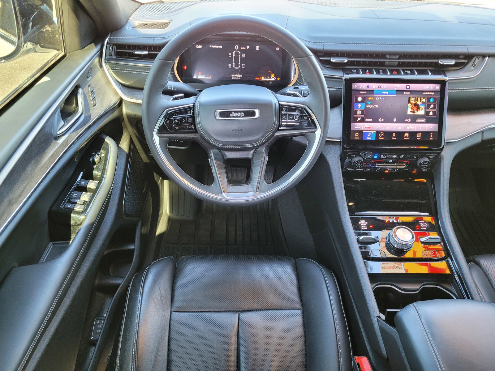 2024 Jeep Grand Cherokee Overland photo 12