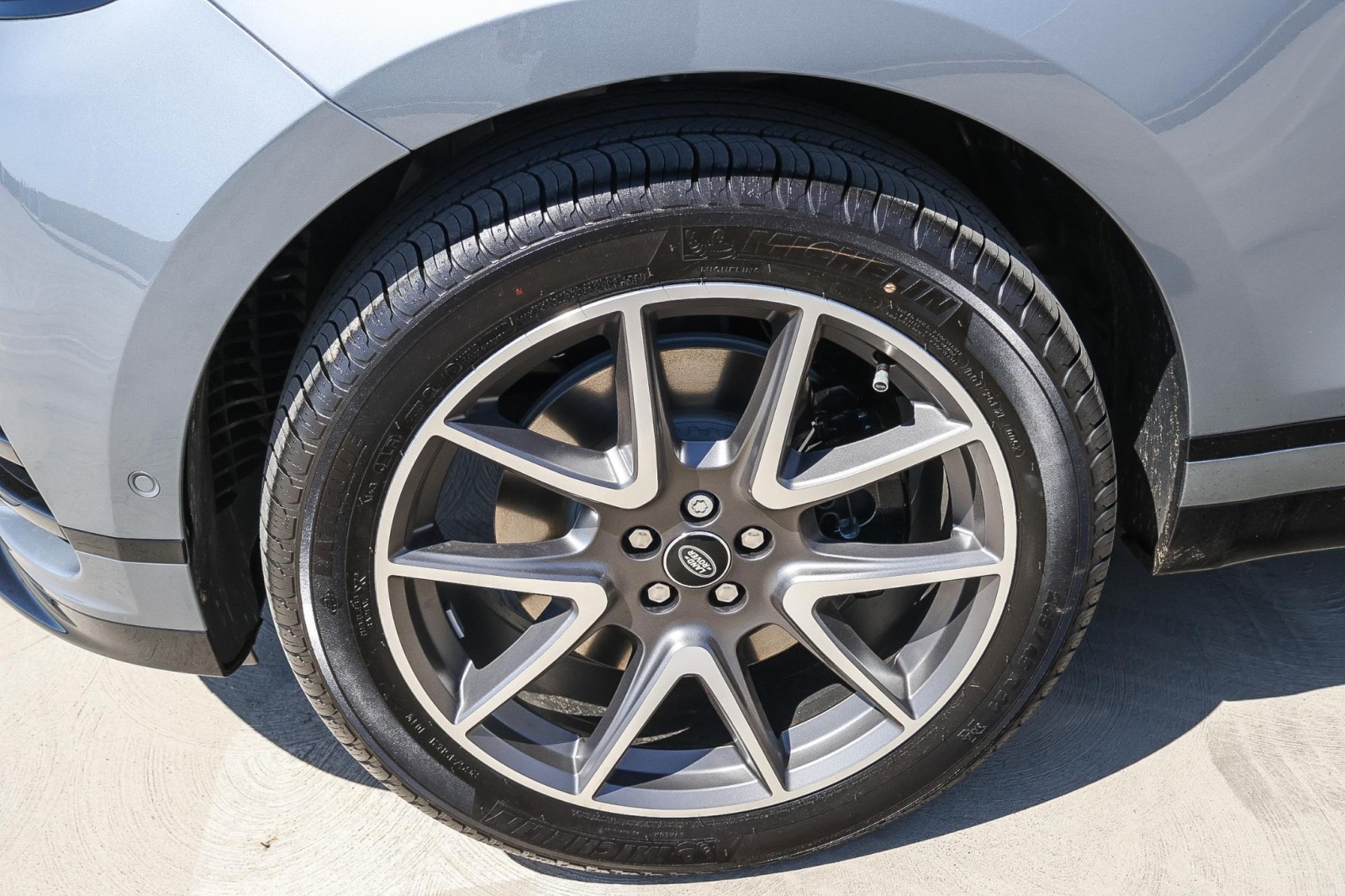 2026 Land Rover Range Rover Velar SE photo 9