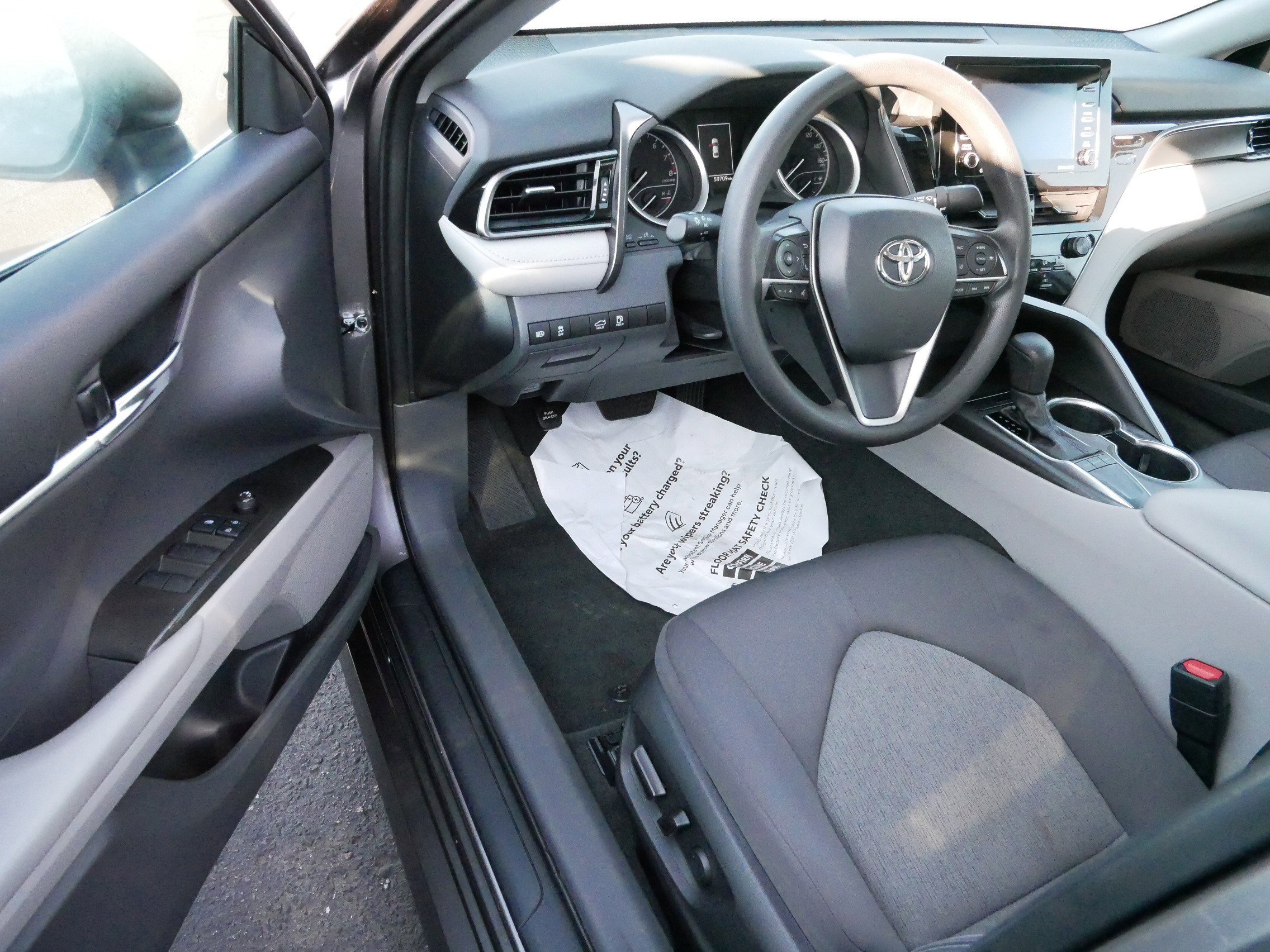 2022 Toyota Camry LE photo 2