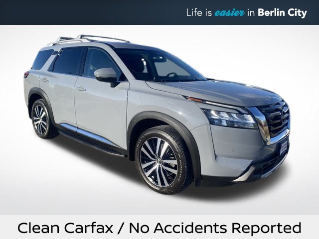 2023 Nissan Pathfinder Platinum's photo