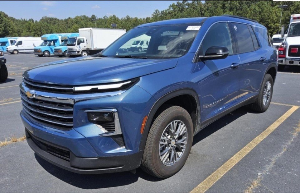 2025 Chevrolet Traverse photo 2