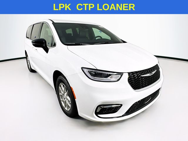 2025 Chrysler Pacifica Select's photo