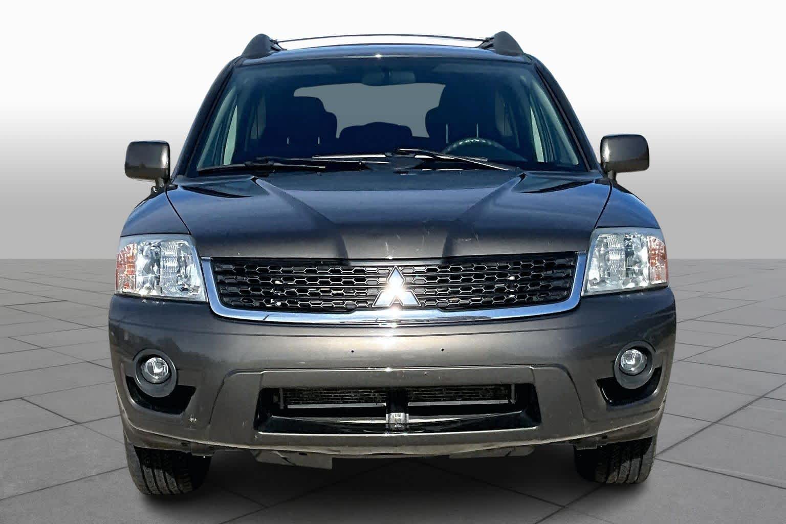 2011 Mitsubishi Endeavor LS photo 3