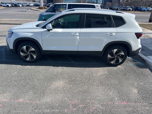 2025 Volkswagen Taos SE photo 9