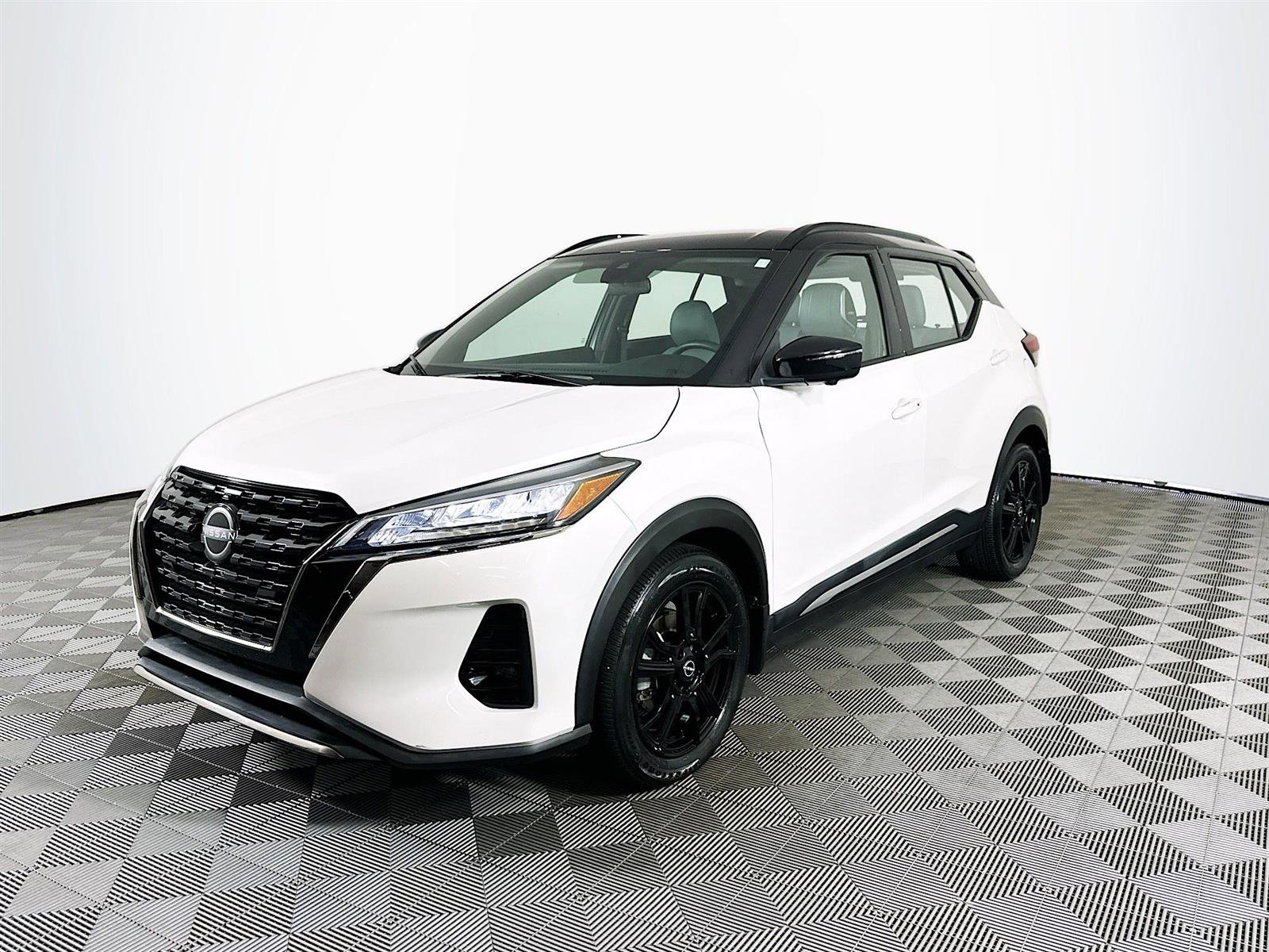 2023 Nissan Kicks SR photo 3
