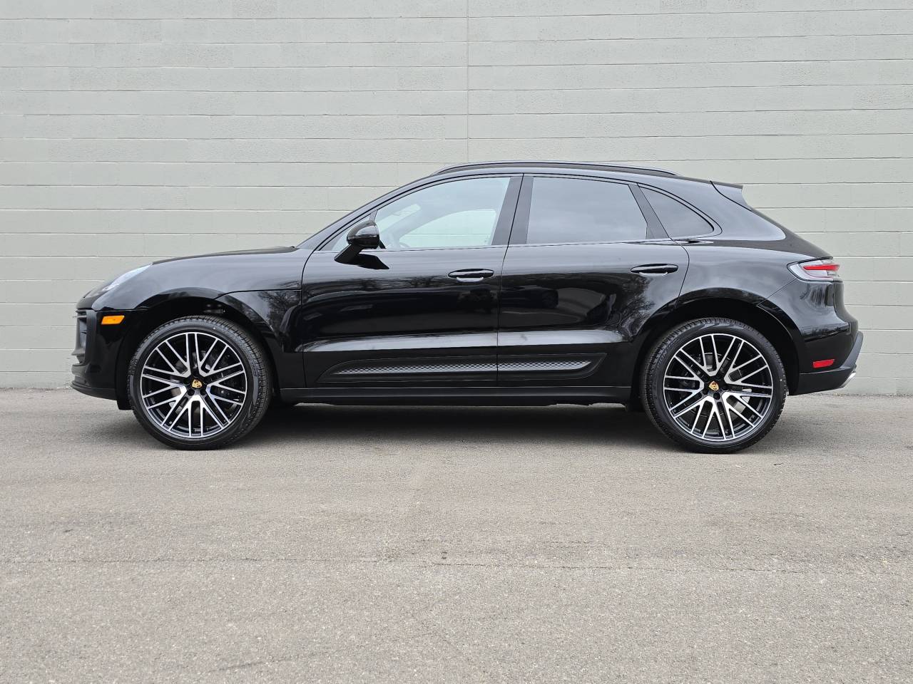 2025 Porsche Macan T photo 2