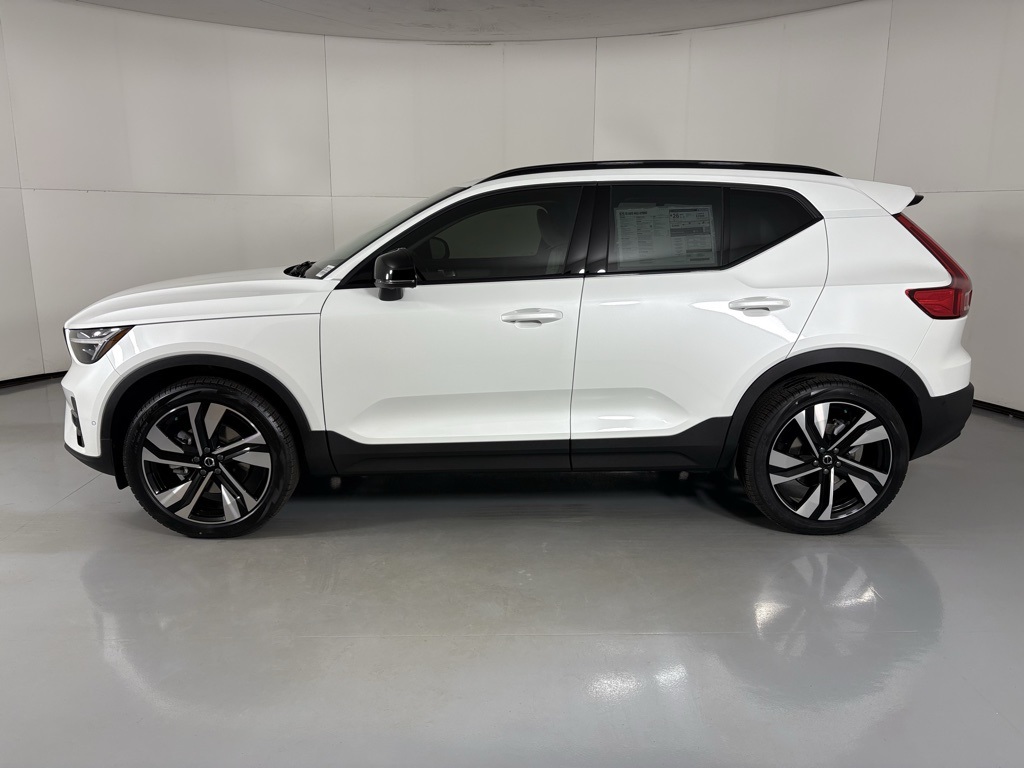2026 Volvo XC40 AWD photo 4