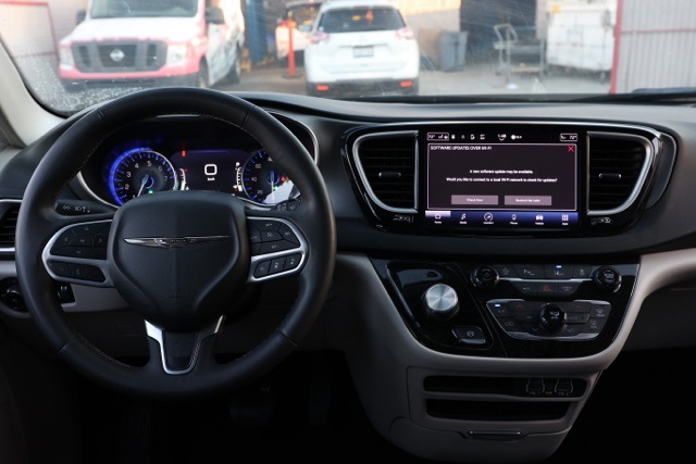 2023 Chrysler Pacifica Touring L photo 19