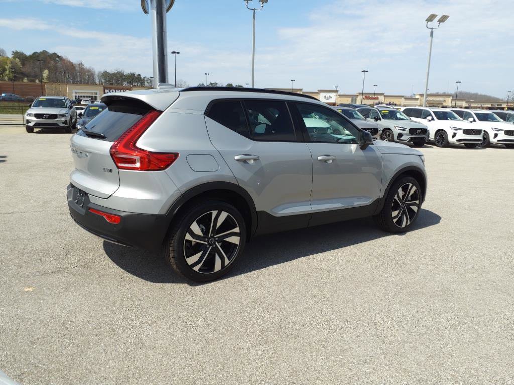 2025 Volvo XC40 photo 3