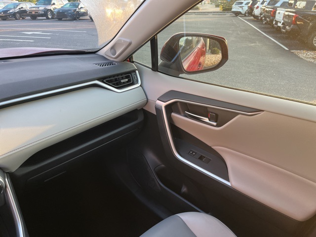 2019 Toyota RAV4 XLE Premium photo 27