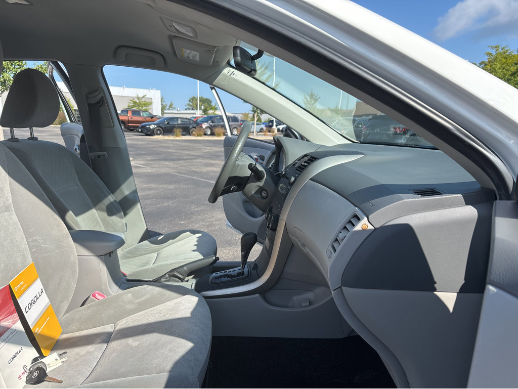 2009 Toyota Corolla LE photo 4