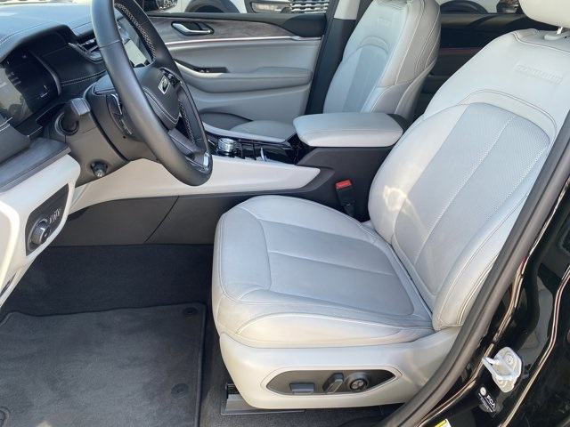 2022 Jeep Grand Cherokee Overland photo 9