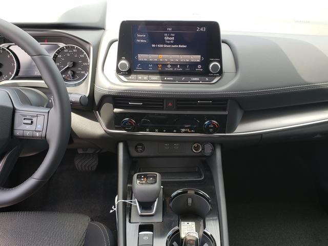 2025 Nissan Rogue SV photo 14