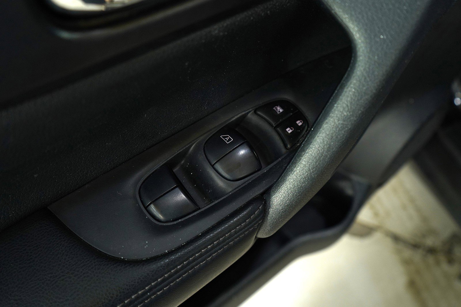 2016 Nissan Rogue SV photo 19