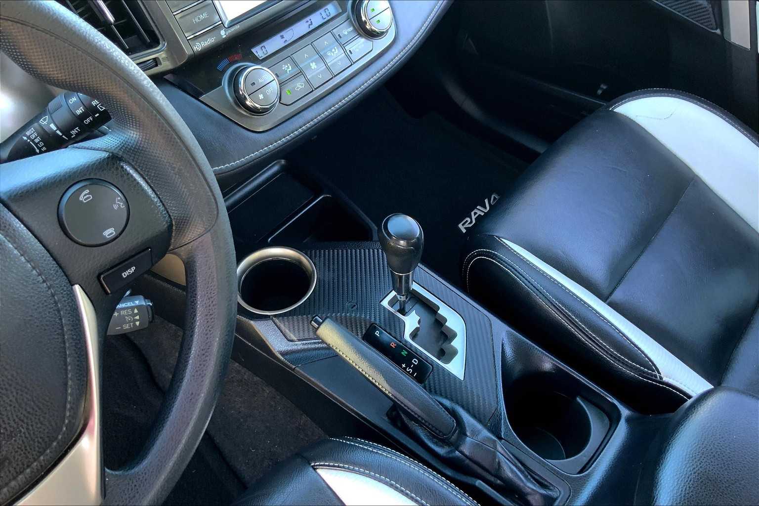 2015 Toyota RAV4 XLE photo 14